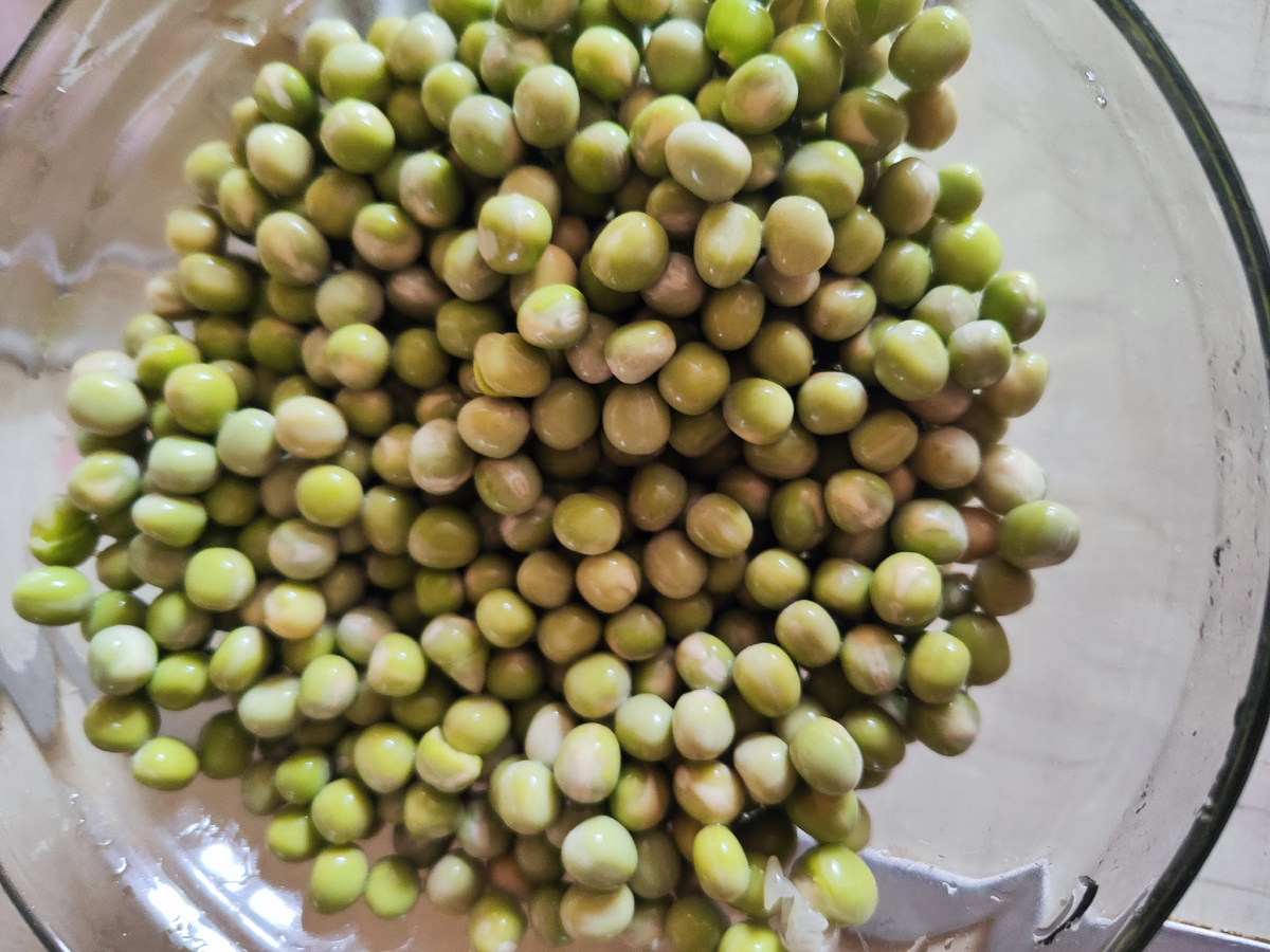 Замочила горох, мои дети больше всего его любят есть... 