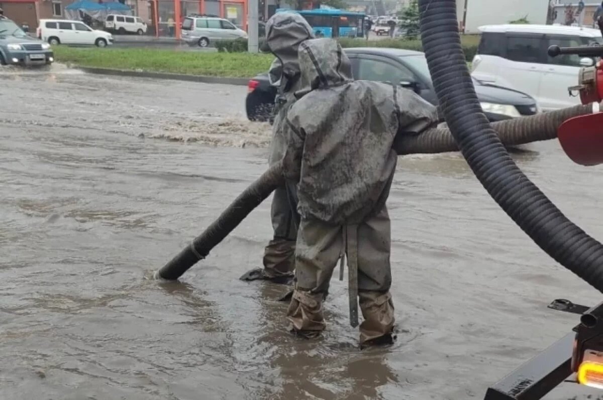    Сотрудники службы «Содержание городских территорий» работают над устранением потопа на проезжей части