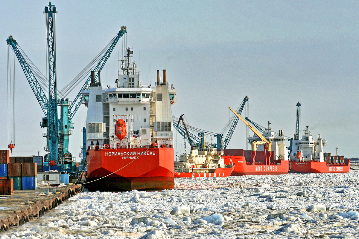     Порт Дудинка расположен на Енисее примерно в 700 км выше от его устья. При поддержке ледокольного флота здесь могут круглогодично принимать и обрабатывать морские суда с осадкой до 12 метров