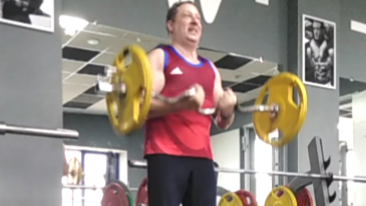 ...до прямого угла в локтевых суставах.