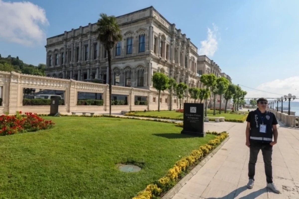    Штабы российской и украинской делегаций находились в соседних зданиях