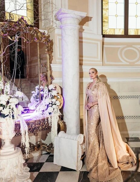    Анастасия блистала на свадьбе в роскошном золотом платье, как королева-мать admin