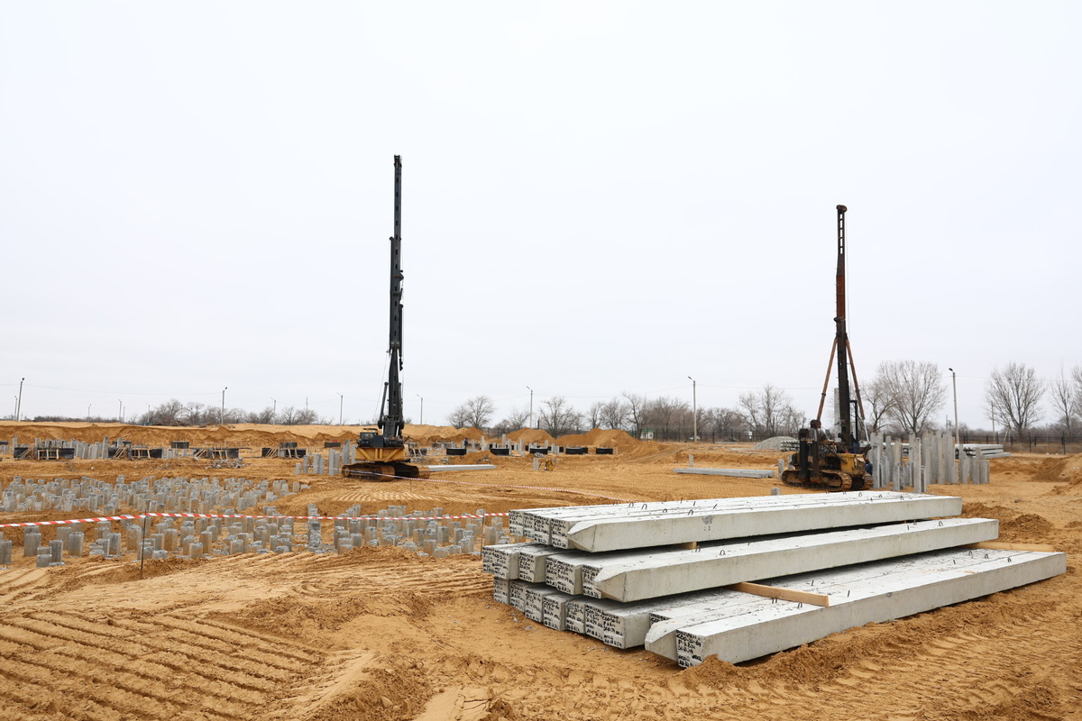 © Пресс-служба Правительства Астраханской области / astrobl.ru (ОЭЗ «Лотос», 2024 г. В данный момент резидентами особой экономической зоны является около 20 компаний. На фото строительство мукомольного комплекса ООО «Агро-Экспорт»)