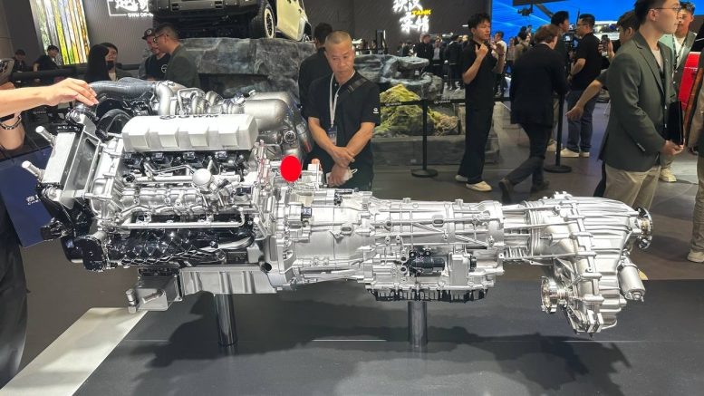 Двигатель V8 от GWM в павильоне Шанхайского автосалона 2025 / фото Дениса Бобылева