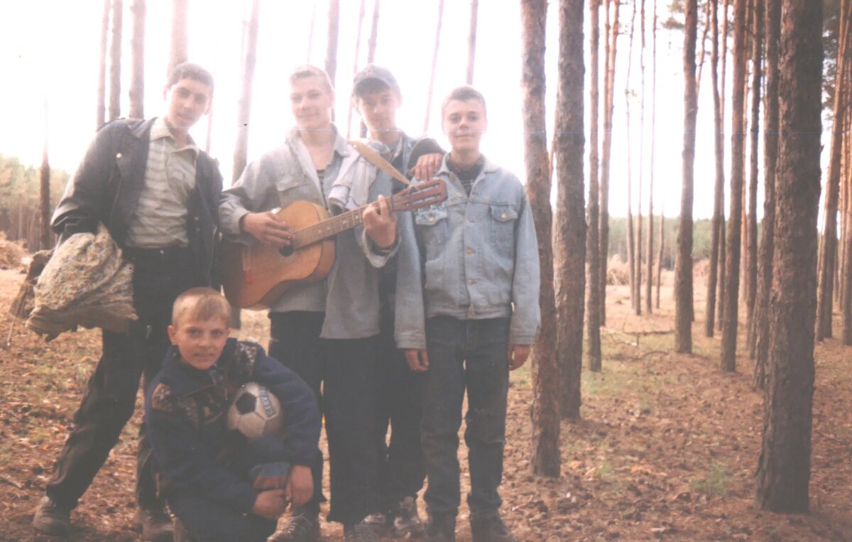 Компания наших ребят. Мой Алешка с гитарой.
