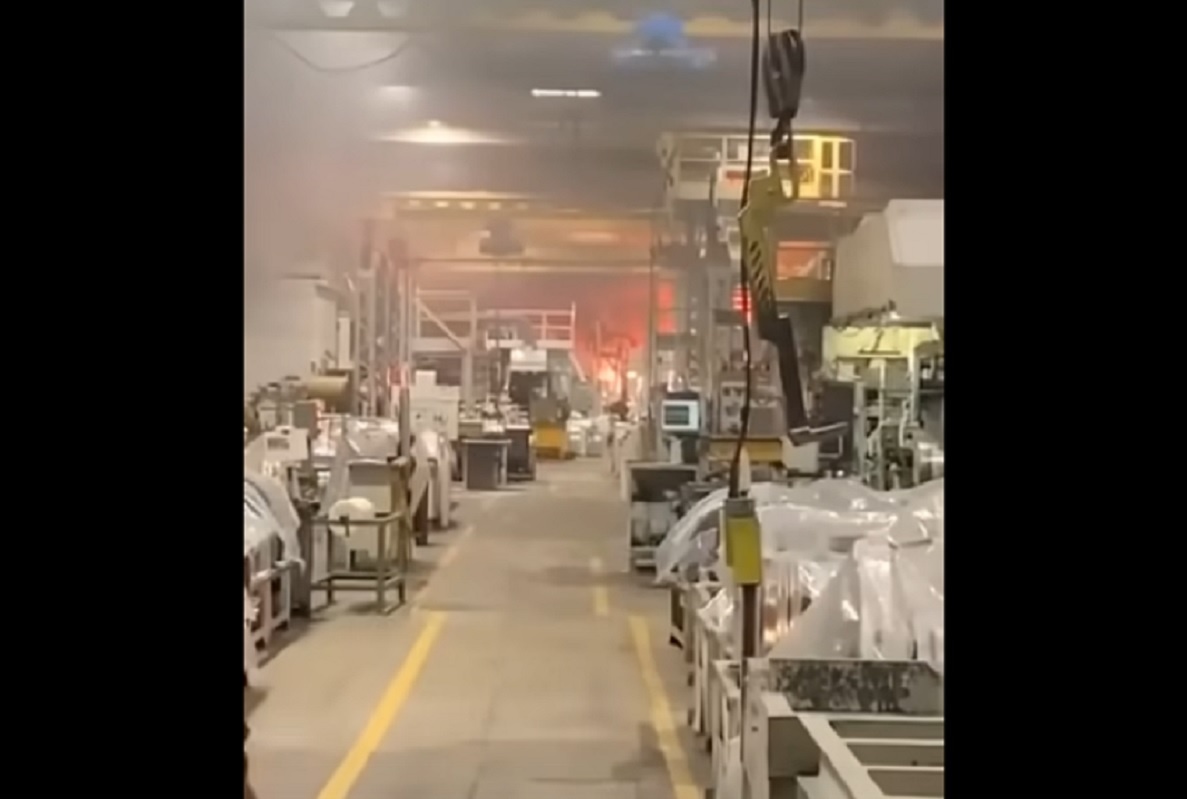    В цеху загорелась фура с цистерной