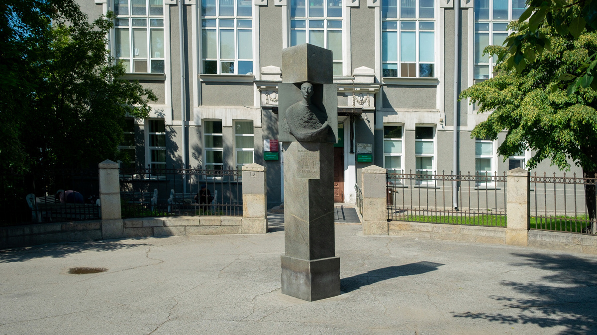 Памятник хирургу Сергею Сергеевичу Юдину. Новосибирск. Фотография - www.openmainphoto.ru