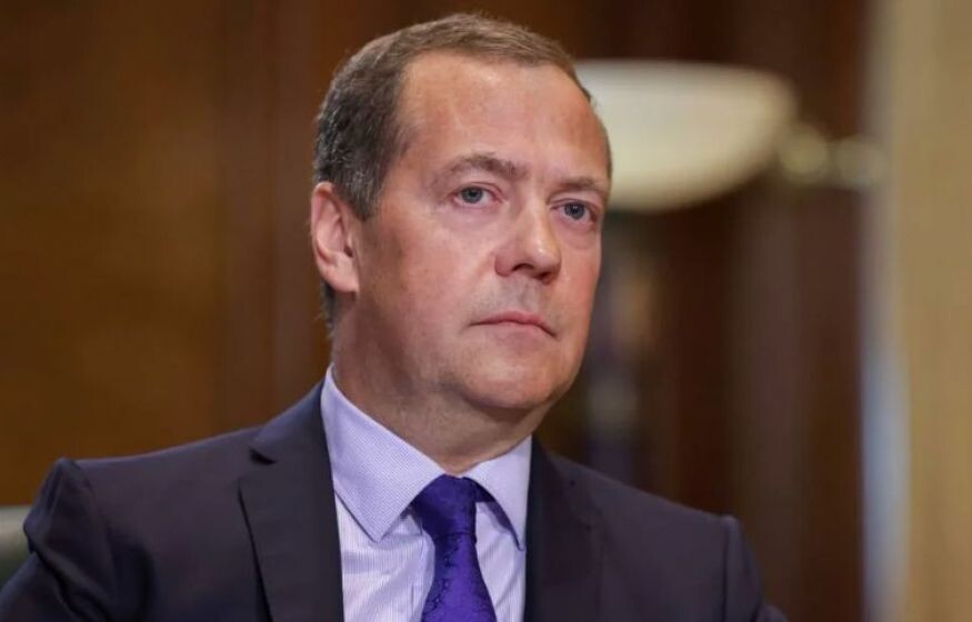    «Призываю власти прятаться в бункера». Медведеву приказано молчать? Опасения эксперта