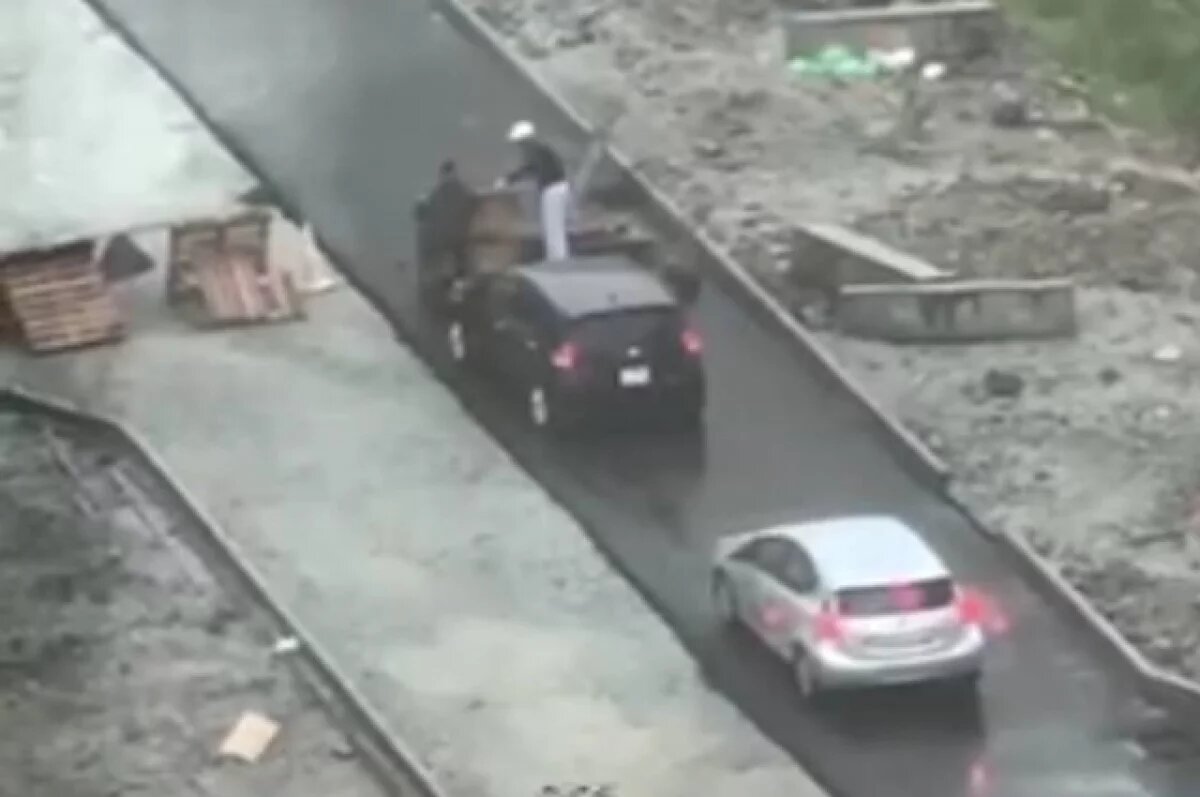    Движение автомобилей по нему может повредить асфальт, пока он полностью не затвердеет и не остынет