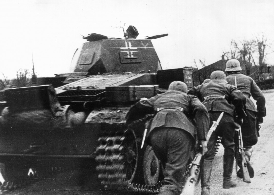 Фото наступления солдатов германской нацистской армии под прикрытием танка. Архивное фото