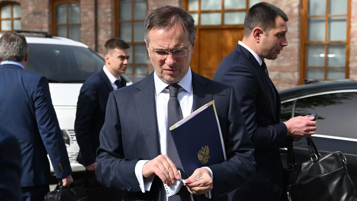 Помощник президента РФ Владимир Мединский после заявления российской делегации по итогам переговоров России и Украины в Стамбуле