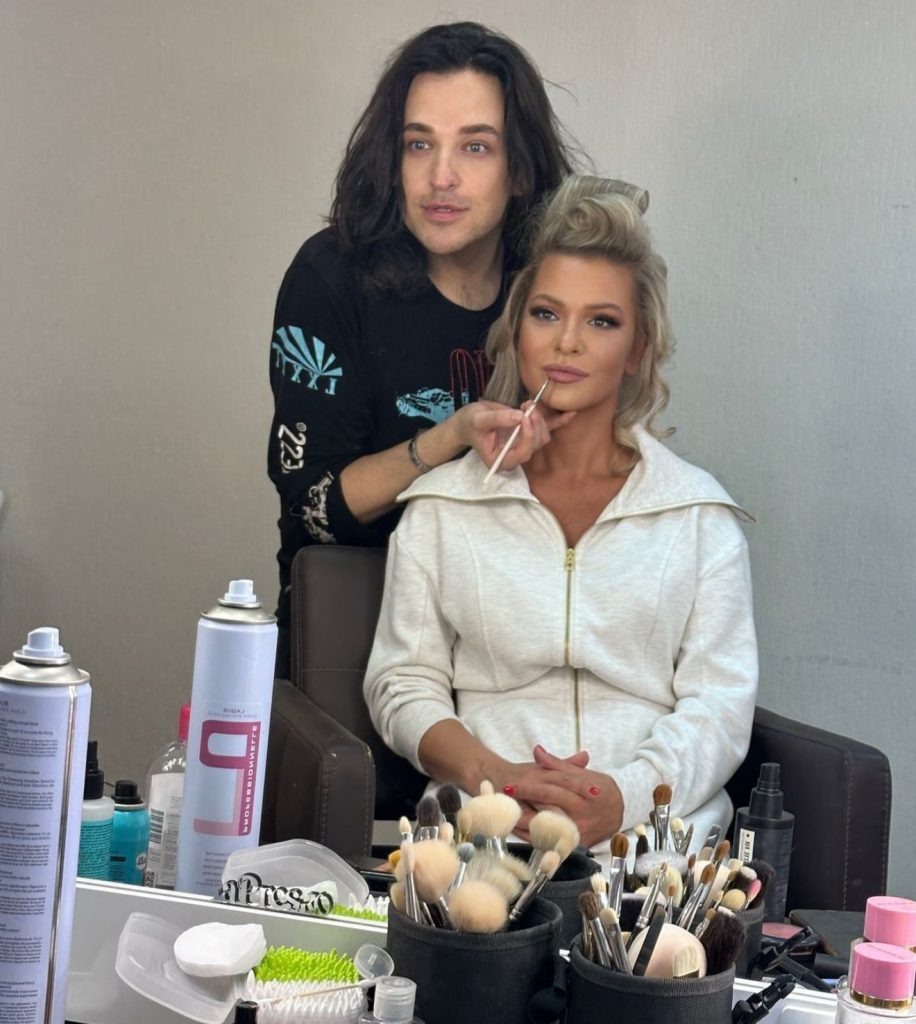    Светлана Шатунова в студии съемок с визажистом редакция RTWeek