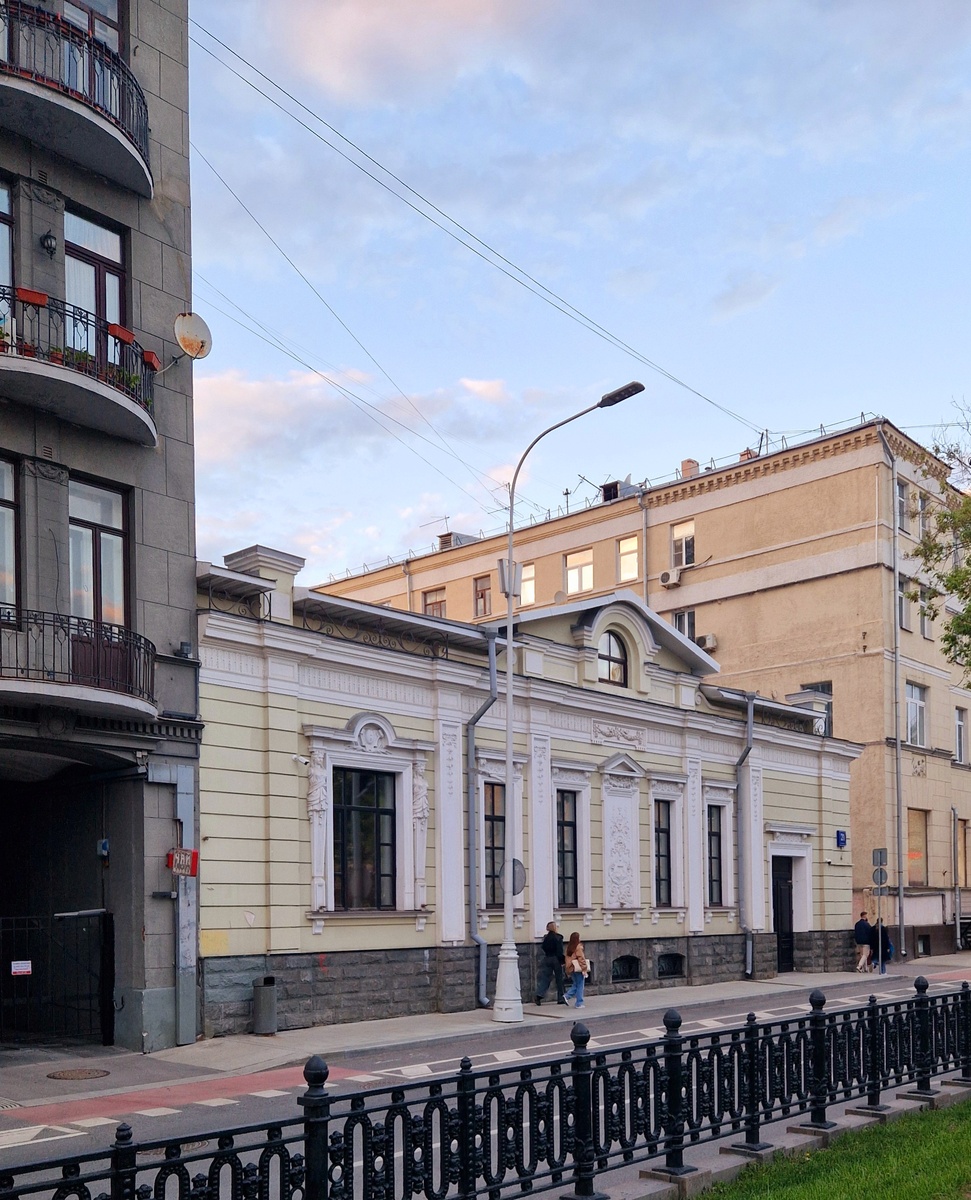 Рождественский бульвар, 21с1 - Реконструкция особняка банкира Исаака Джамгарова (1913 - арх. Никита Лазарев)