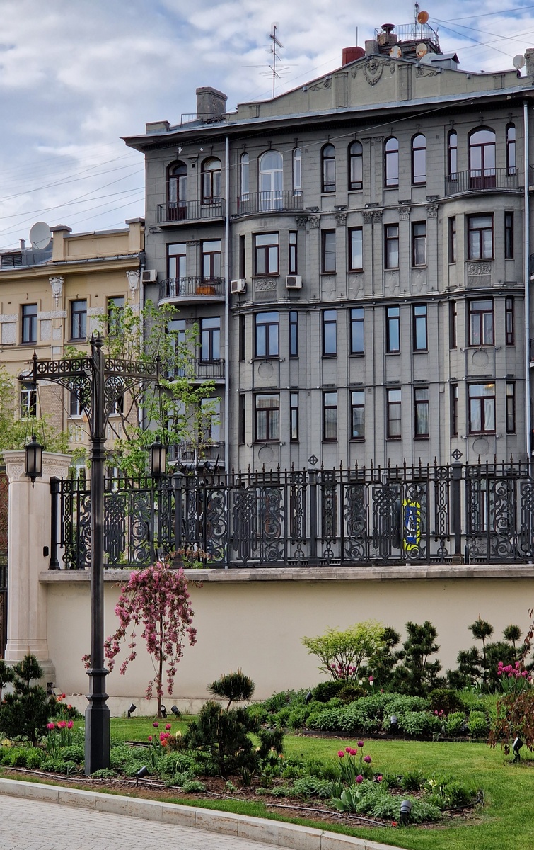 Рождественский бульвар, 19 -Доходный дом К.А. Колесова 1914 года, архитектор Дмитрий Челищев