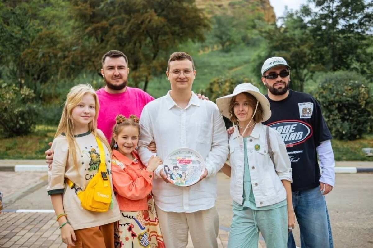    По традиции перед началом съёмок креативный продюсер разбил тарелку.