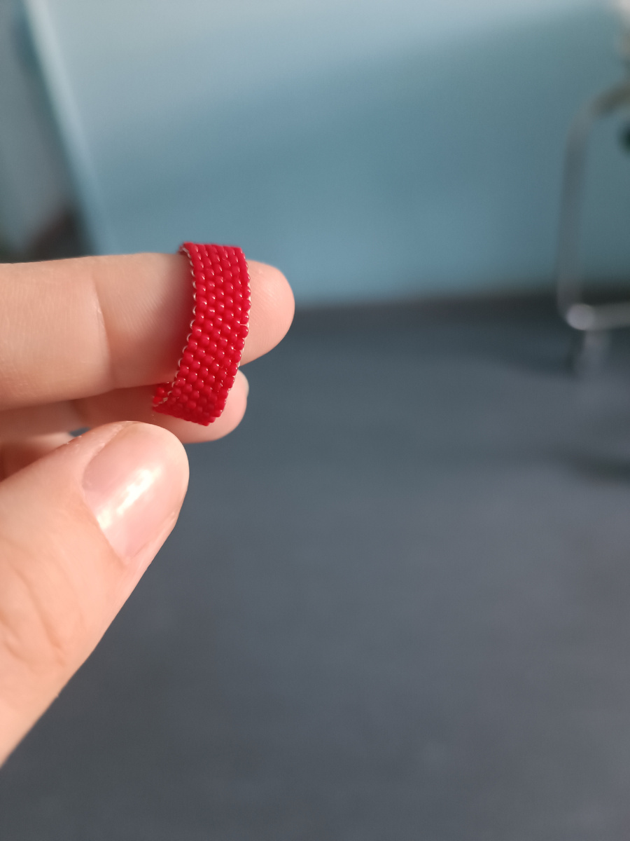 Кольцо из красного бисера