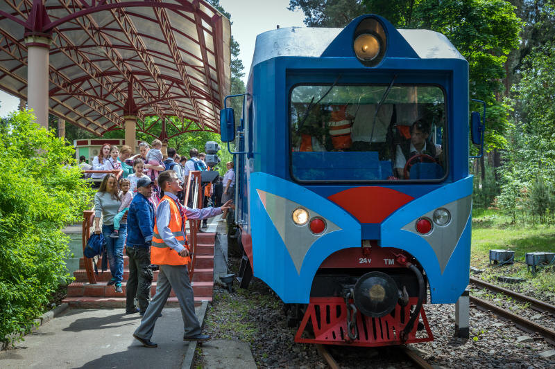 Малая Московская железная дорога. Открытие детской железной дороги. Пассажирский поезд с локомотивом ТУ2 у перрона