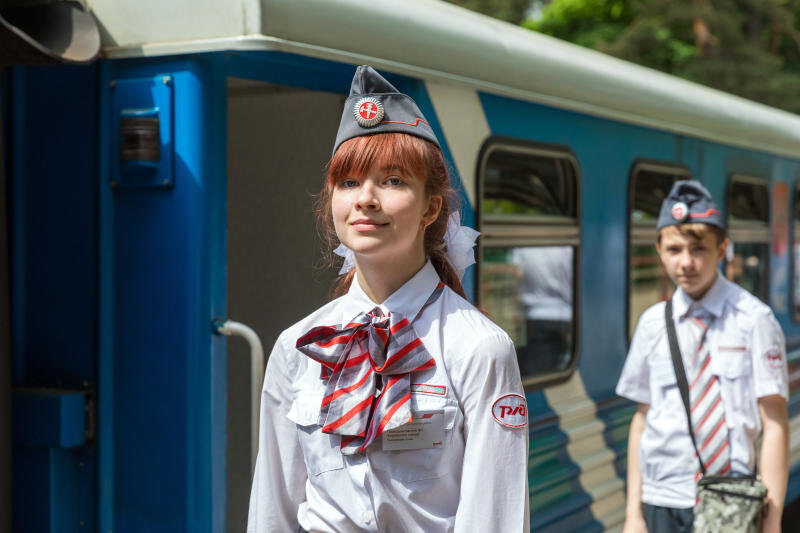 Малая Московская железная дорога. Открытие детской железной дороги. Пассажирский поезд у перрона.