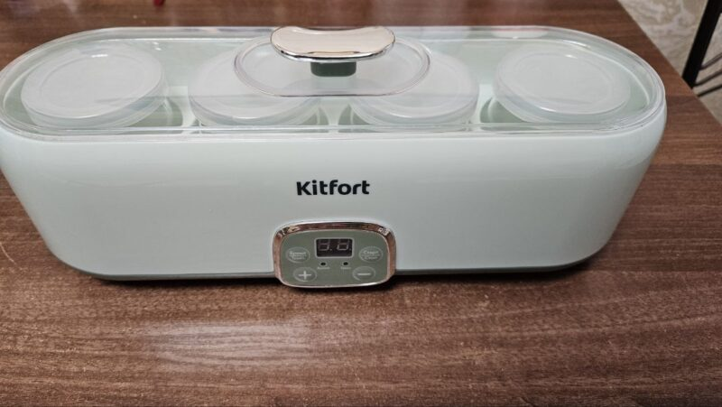 Рис. 1: Домашняя йогуртница Kitfort, использованная для выращивания пробиотического йогурта.