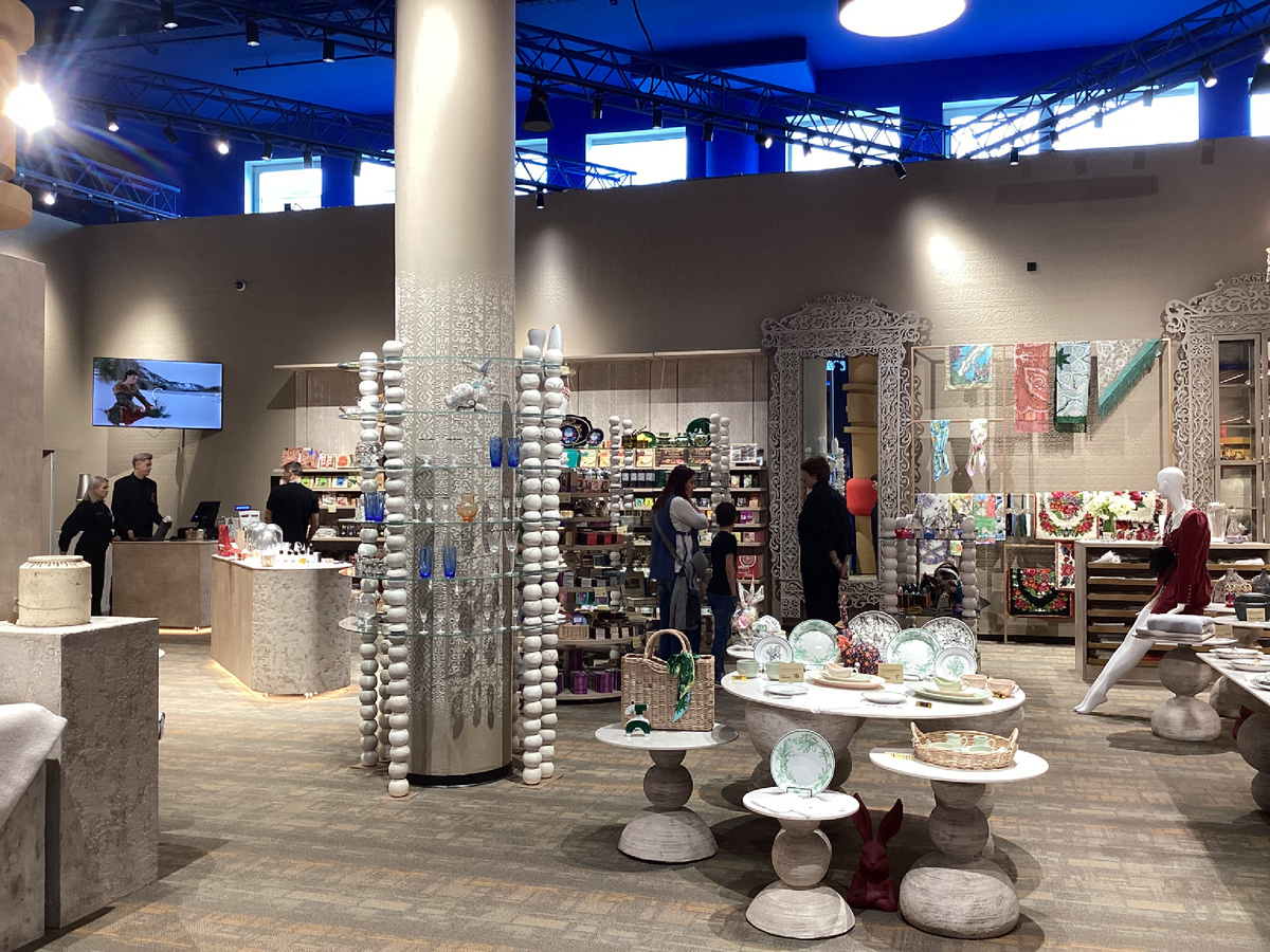 Сувенирный магазин с большим выбором и немаленькими ценами. Фото автора.