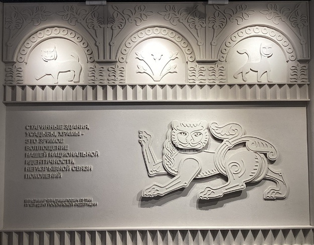 Вот такой лев стал символом выставки. Это владимиро-суздальский лев, его образ использовался в местном зодчестве XI–XII веков. Фото автора.