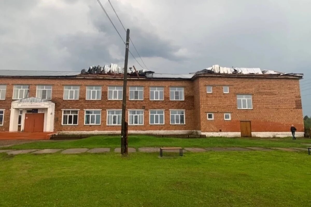    Ураган обесточил 14 населенных пунктов и повредил дома в Енисейском районе