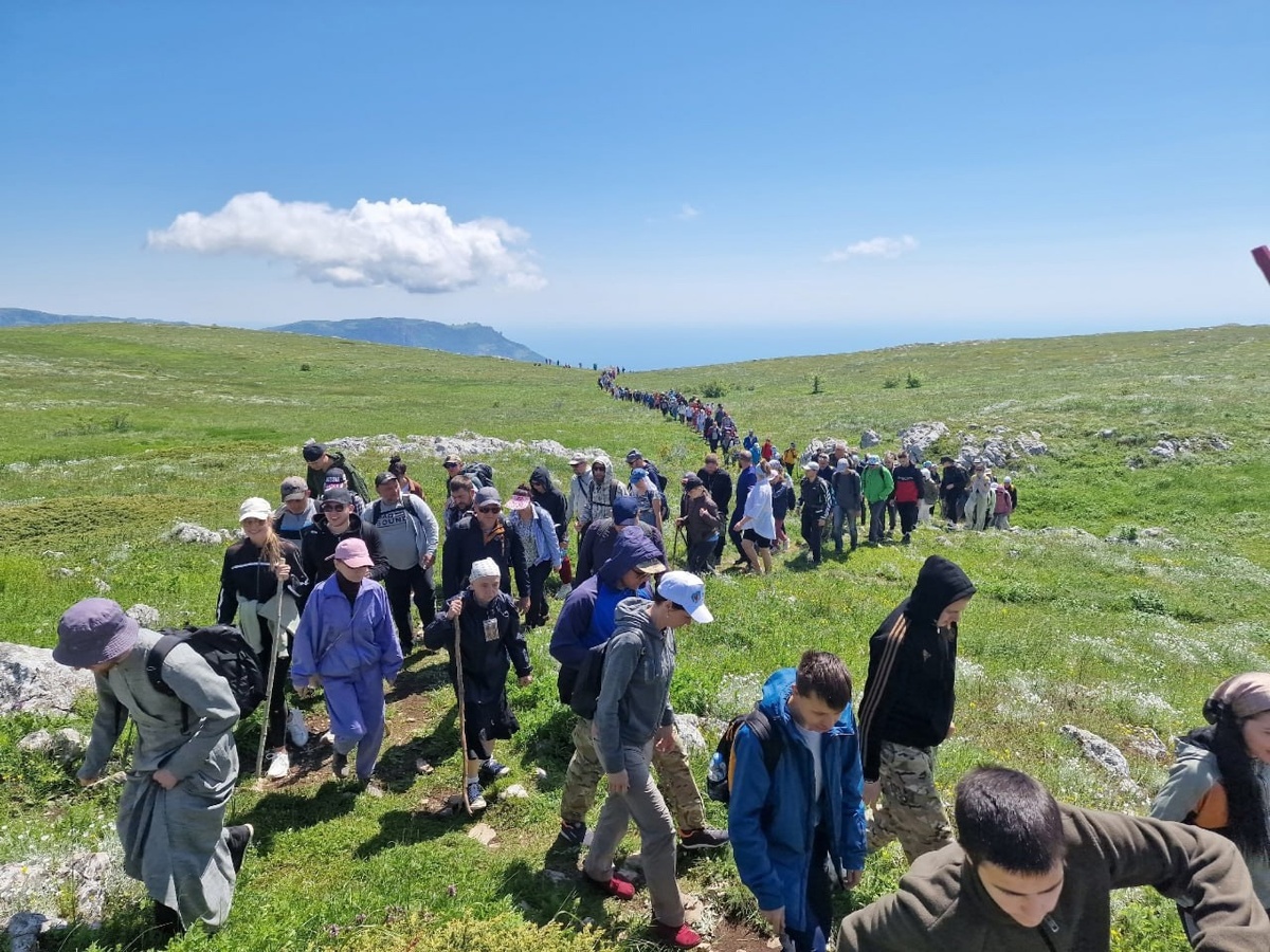 Крестный ход на гору Чатыр-Даг // Фото Крымской митрополии 
