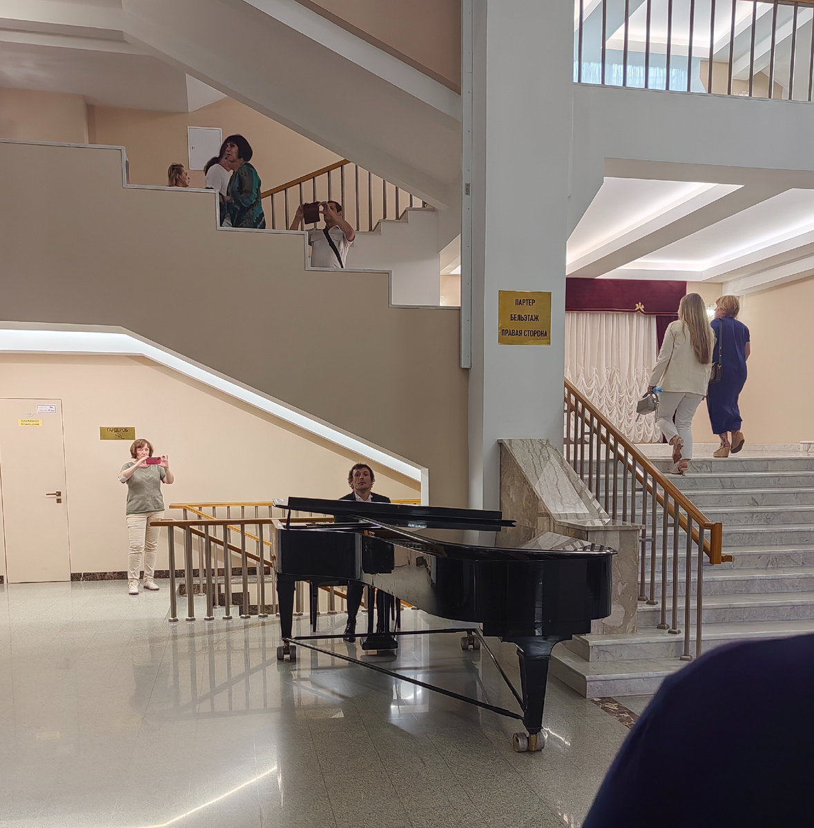 В фойе живая музыка