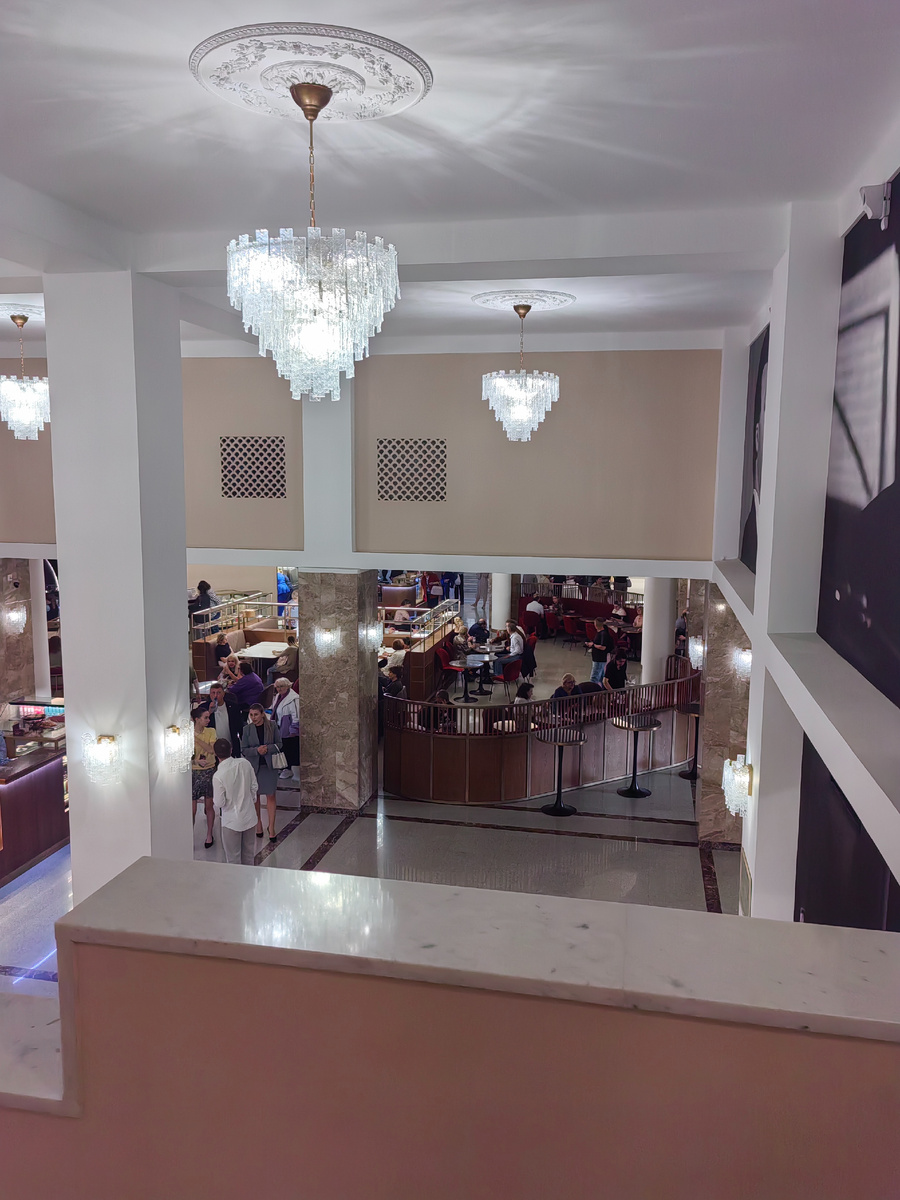 Очень приятный мягкий интерьер, неплохой буфет, но, к сожалению, маловато посадочных мест (или зрителей было слишком много?).