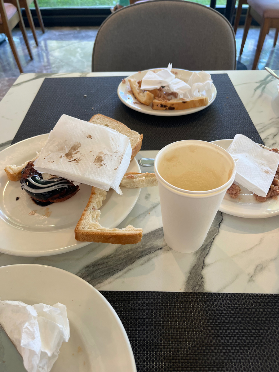 Фото автора канала. Из-за огромного количества отдыхающих персонал не всегда успевает убирать столы в ресторанах.