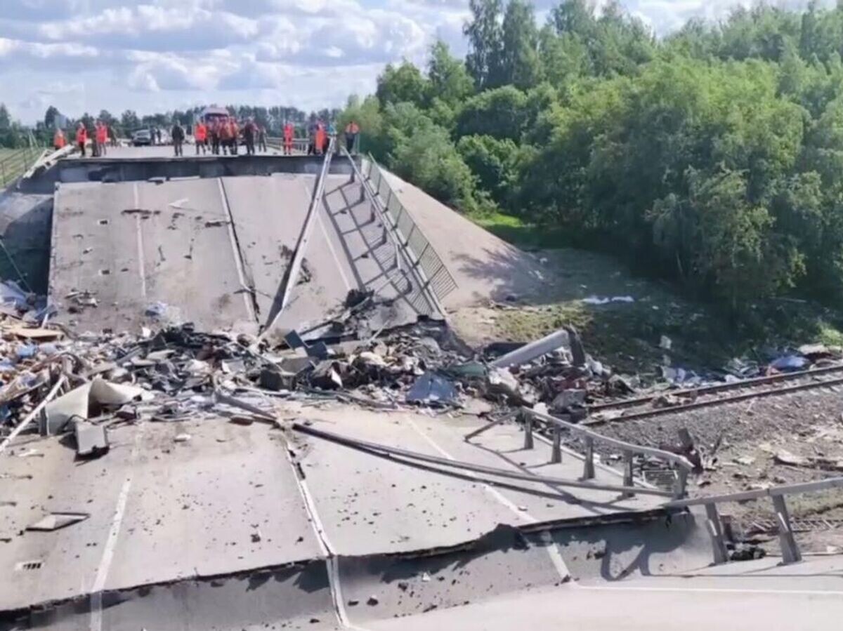    Аварийно-спасательные работы на месте обрушения моста в Брянской области© МЧС России/Telegram