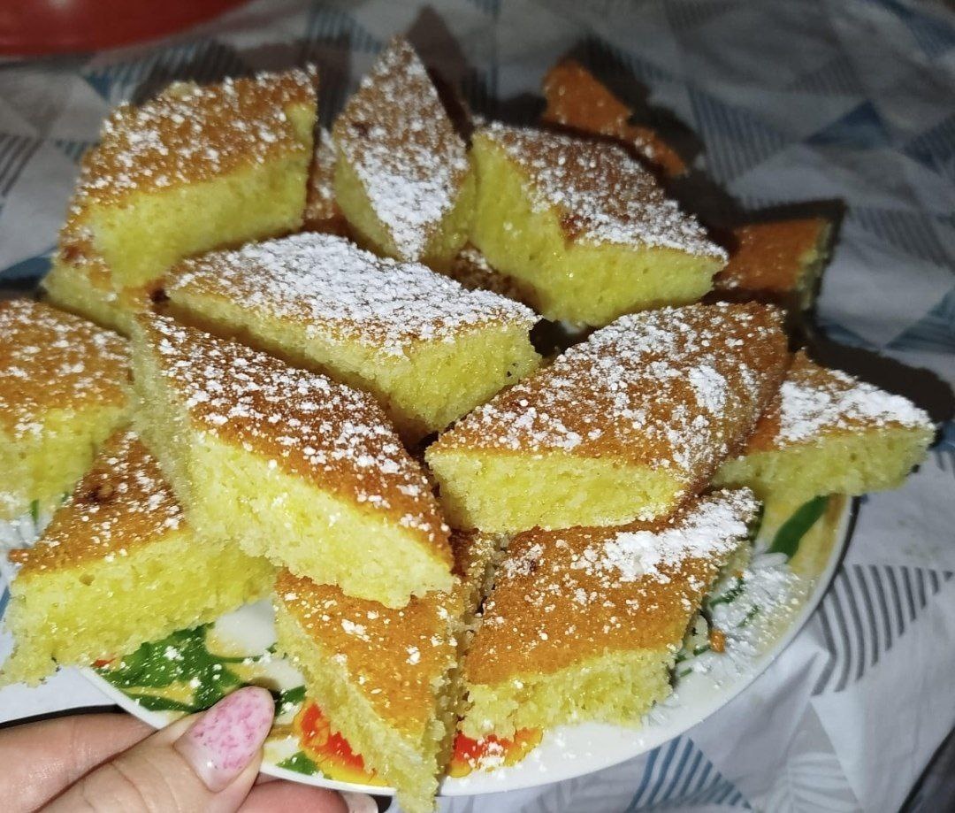 Версии возникновения
Существует несколько предположений:
XII–XIII века — первый упрощённый рецепт пирога из манки появился на Руси, когда манная крупа стала доступной для всех слоёв населения.
Рецепт привёз путешественник с Востока. В арабском мире похожий пирог из манки — «Басбуса» — существовал задолго до распространения крупы на Руси.