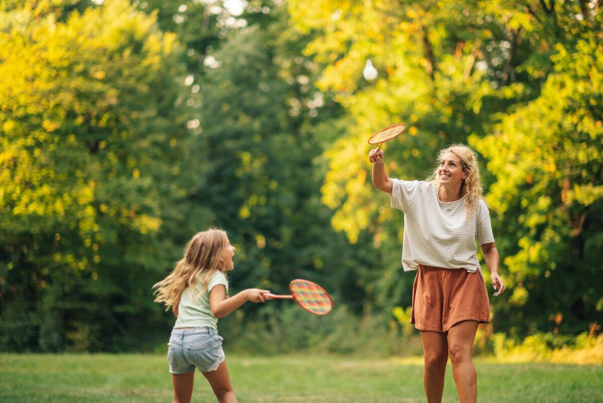 Изучаем тонкости игры в бадминтон.  Copyright (c) 2024 Zamrznuti tonovi/Shutterstock. No use without permission 