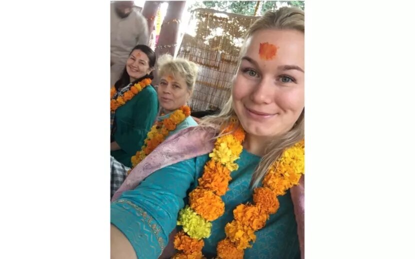    В первое путешествие в Индию героиня изучила город Ришикеш и его окрестностиличный архив Екатерины