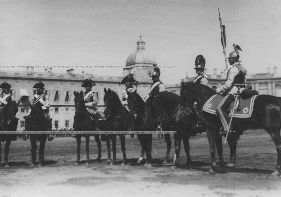 Кирасиры в исторических формах обмундирования на параде полка (Гатчина, 26 июля 1904 г.)