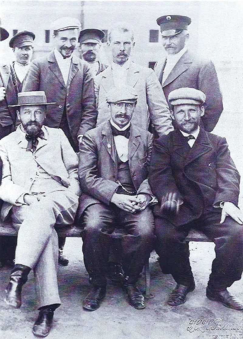 Д. П. Сухов (сидит справа) с коллегами С. У. Соловьёвым (сидит слева) и Н. Н. Благовещенским (в центре). Фото начала XX века.