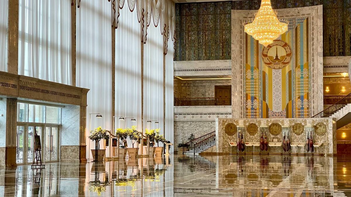 Интерьер зала Торжественных церемоний Дворца Независимости 