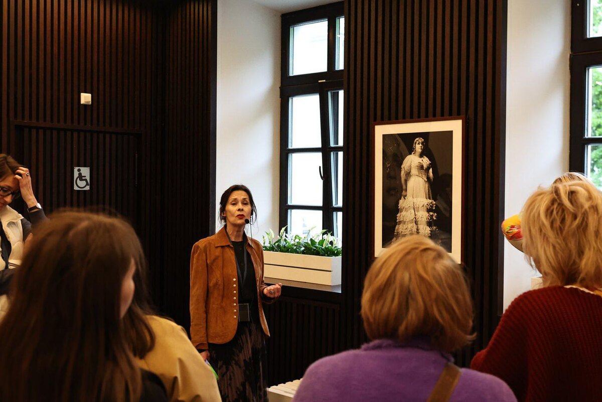 Группа внимает историю Галины Волчек, стоя у её фотографии – на ней будущий режиссёр, а тогда только второкурсница Школы-студии МХАТ играет в спектакле "Женитьба Бальзаминова". @Елена Купцова