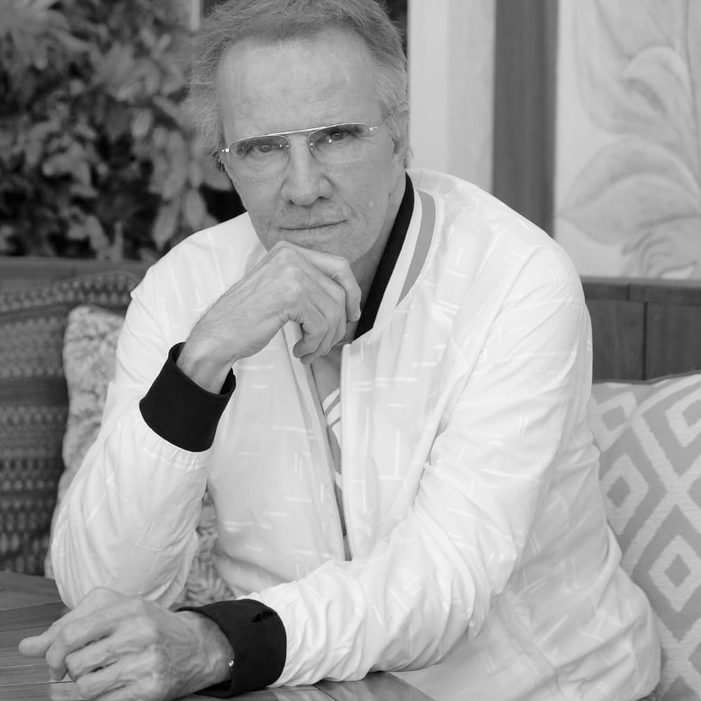 Этот человек вот этими самыми глазами смотрит на меня вот уже четыре года. Смотрит с раздражением, с любопытством, с нежным терпением и огромной мудростью