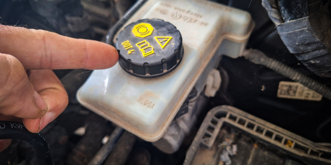 90% водителей даже не догадываются: как определить, что тормозную жидкость пора менять — рассказываю простой и надёжный способ