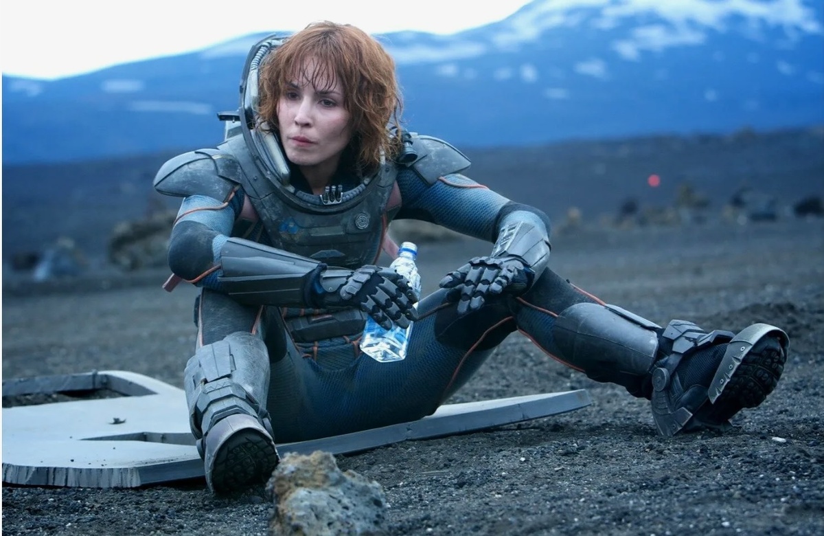 УченаяЭлизабет Шоу (актриса Нуми Рапас).