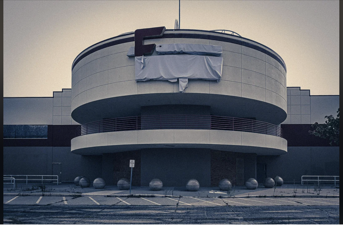 Здание, изначально построенное для открытия Incredible Universe.
