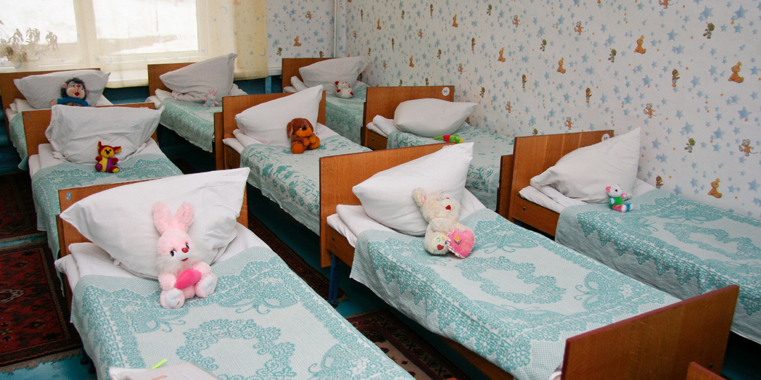 Череда смертей в детских садах: один малыш застрял в кроватке и задохнулся, другой – загадочно умер во время тихого часа