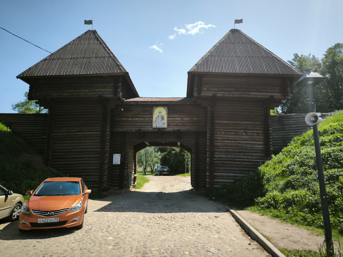 Ворота в музей Дмитровского кремля