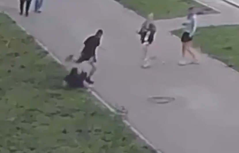 16-летний парень защитил себя и своих подруг от агрессивного узбека, отправив его в нокаут