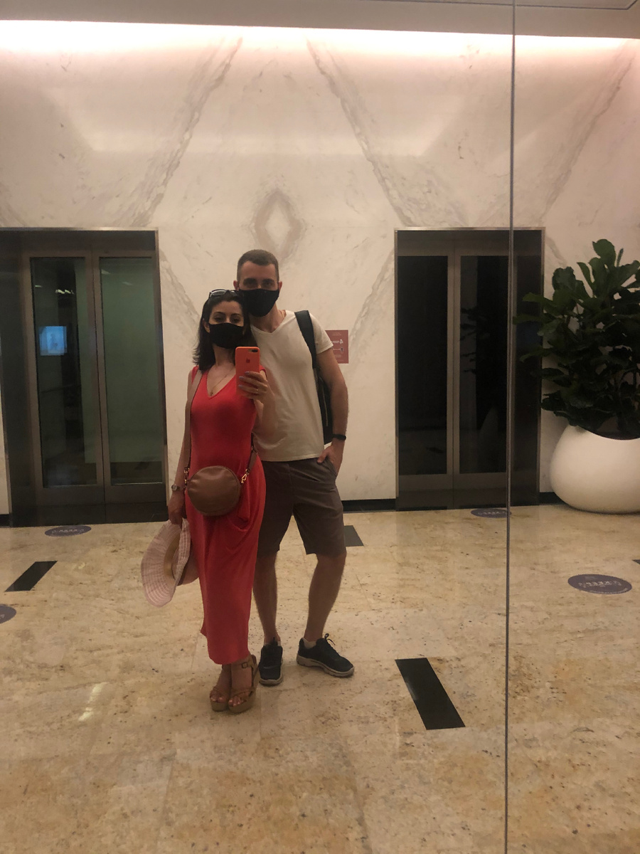 Мы с мужем перед экскурсией, это был пандемийный 2021 год, когда без масок в Дубае можно было попасть на огромные штрафы