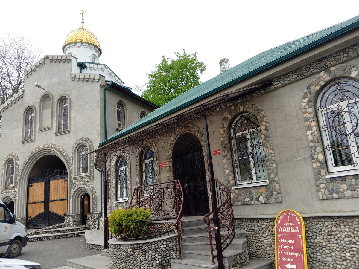 Вход в монастырь и монастырская лавка