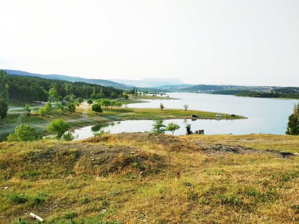 Вид от дамбы ..вдали Чатыр - даг.
