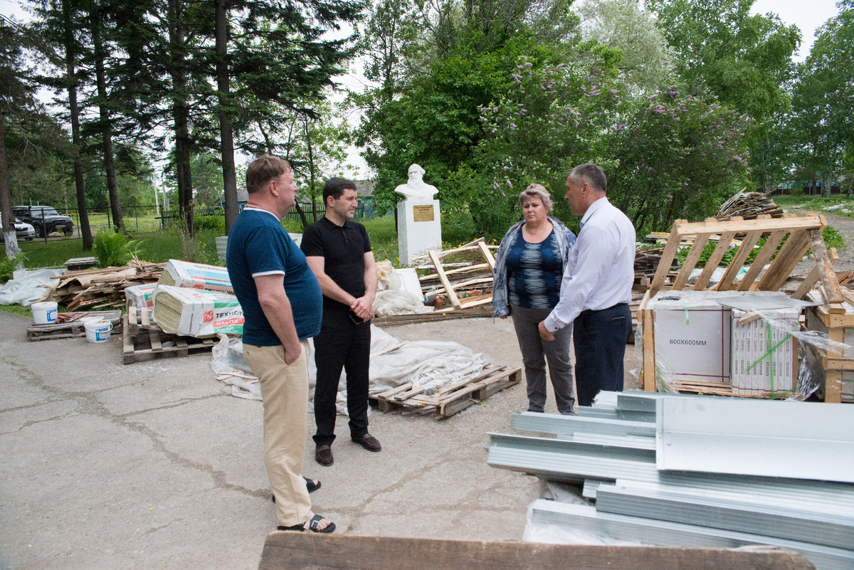 В ходе рабочего визита в Вяземский район посетил несколько населённых пунктов и ознакомился с ключевыми объектами и проблемами.