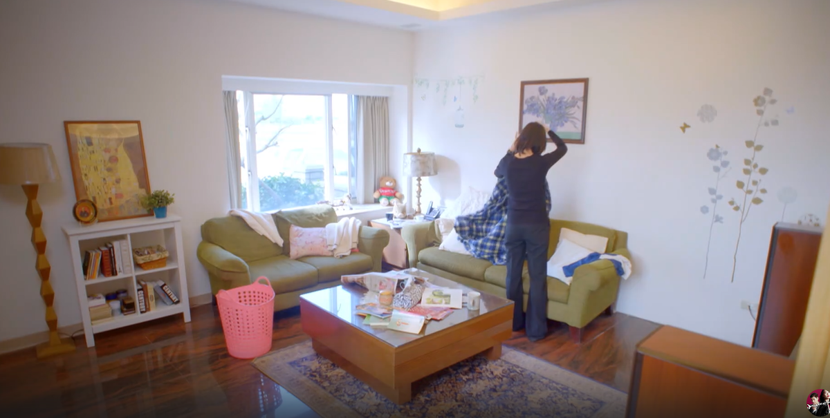 Скрин из первой серии дорамы. Картина слева